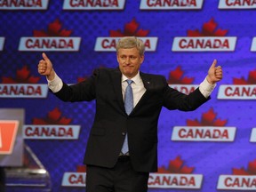 Canadian Prime Minister Stephen Harper gives thumbs-up while speaking to supporters after conceding defeat to the Liberals on election night in Calgary, Canada, October 19, 2015. (AFP PHOTO / DAVID BUSTON)