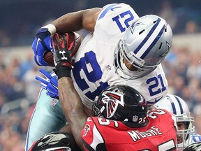 Joseph Randle of the Dallas Cowboys dives in for a touchdown against the Atlanta Falcons at AT&T Stadium on September 27, 2015 in Arlington, Tex. (Ronald Martinez/Getty Images/AFP)