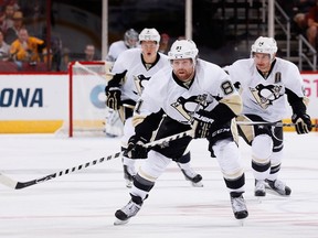 Phil Kessel of the Pittsburgh Penguins skates with the puck against the Arizona Coyotes at Gila River Arena on October 10, 2015 in Glendale, Arizona. (Christian Petersen/Getty Images/AFP)