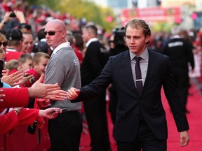 Patrick Kane of the Chicago Blackhawks greets fans as he walks down the red carpet before the first home game against the New York Rangers at the United Center in Chicago on Oct. 7, 2015. (Jonathan Daniel/Getty Images/AFP)