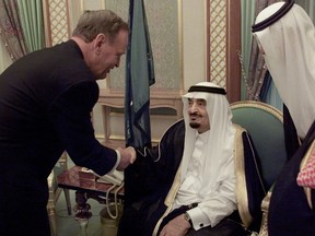 Prime Minister Jean Chretien, left, shakes hands with Saudi Arabia's King Fahd bin Abdul-Aziz in Jeddah in this file photo. (Andy Clark/REUTERS)