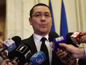 Romania's embattled Prime Minister Victor Ponta addresses journalists as he gets out from the governmental coalition meeting at the Parliament Palace in Bucharest November 4, 2015. (AFP PHOTO / DANIEL MIHAILESCU)