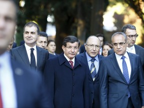 Turkish Prime Minister Ahmet Davutoglu (C) leaves the Topkapi Palace in Istanbul, Turkey November 3, 2015. (REUTERS)