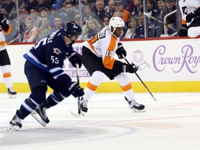 Philadelphia Flyers right wing Wayne Simmonds (17) chases a loose puck during the third period against the Winnipeg Jets at MTS Centre Saturday. Flyers won 3-0. (Bruce Fedyck-USA TODAY Sports)