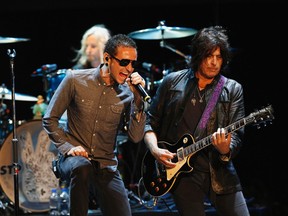 Lead vocalist of Linkin Park Chester Bennington (L) performs with guitarist Dean DeLeo of Stone Temple Pilots at 9th annual MusiCares MAP Fund Benefit concert in Los Angeles, California May 30, 2013.  REUTERS/Mario Anzuoni