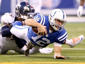 Andrew Luck of the Indianapolis Colts runs with the ball against the Denver Broncos at Lucas Oil Stadium on November 8, 2015 in Indianapolis. (Andy Lyons/Getty Images/AFP)