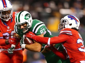 Eric Decker of the New York Jets gets past Bacarri Rambo (left) and Nickell Robey of the Buffalo Bills for a touchdown at MetLife Stadium on November 12, 2015 in East Rutherford, N.J. (Elsa/Getty Images/AFP)