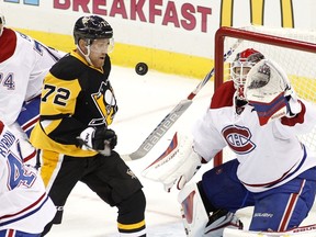 Patric Hornqvist of the Pittsburgh Penguins and Mike Condon of the Montreal Canadiens battle for the puck at Consol Energy Center in Pittsburgh on Nov. 11, 2015. (Justin K. Aller/Getty Images/AFP)