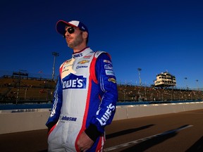 Jimmie Johnson, driver of the #48 Lowe's Patriotic Chevrolet, walks on the grid during qualifying for the NASCAR Sprint Cup Series Quicken Loans Race for Heroes 500 at Phoenix International Raceway on November 13, 2015 in Avondale, Arizona. (Chris Trotman/Getty Images/AFP)