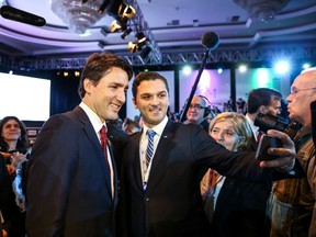 Prime Minister Justin Trudeau (L) poses for a selfie with a delegate during the L20/B20 meeting at the G20 summit i Antalya, Turkey, November 15, 2015. (REUTERS/Ercin Top)