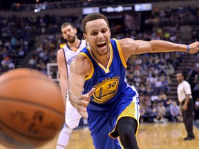 Golden State Warriors guard Stephen Curry chases the ball after knocking it loose from Memphis Grizzlies guard Courtney Lee during a game in Memphis on Nov. 11, 2015. (AP Photo/Brandon Dill)