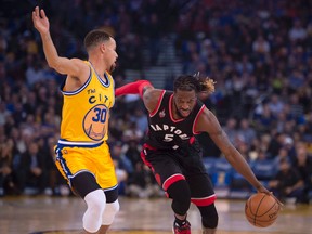 Toronto Raptors forward DeMarre Carroll dribbles the basketball against Golden State Warriors guard Stephen Curry during the first quarter at Oracle Arena in Oakland on Nov. 17, 2015. (Kyle Terada/USA TODAY Sports)