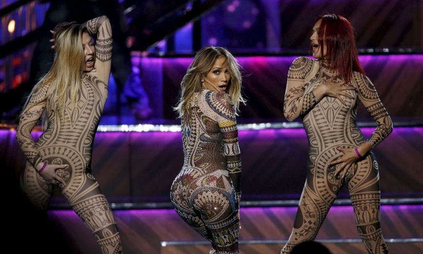 Jennifer Lopez's dancer flashes butt during opening number | Toronto Sun