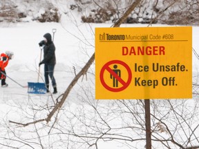 A mother and her child on Grenadier Pond in High Park. (TORONTO SUN FILES)