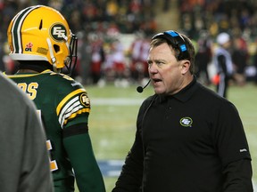 Eskimos head coach Chris Jones shares his thoughts with player Ryan Hinds (Tom Braid, Edmonton Sun).