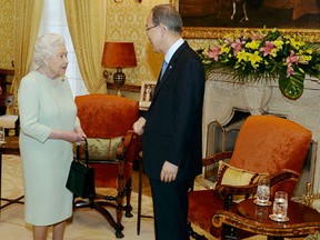 Britain's Queen Elizabeth speaks with U.N. Secretary-General Ban Ki-moon during a reception in the San Anton Palace in Attard, Malta, November, 27, 2015 at the Commonwealth Heads of Government Meeting (CHOGM). (REUTERS/John Stillwell/Pool)