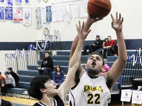 Connor Gettler (left) of the MDHS senior boys basketball team contests this shot from this Woodstock CASS opponent during opening day action from the Mitchell Bowl at MDHS. ANDY BADER/MITCHELL ADVOCATE