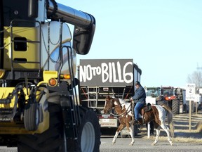 Farmers and ranchers protest Bill 6 on the side of Hwy. 2 north of Nanton, Alta. on Monday, Nov. 30 2015. (Mike Sturk/Reuters)