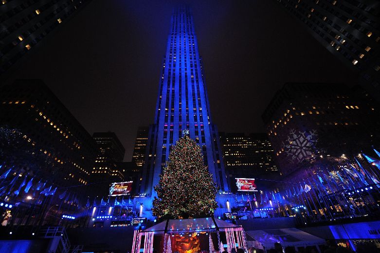 Thousands gather for NYC Rockefeller Center Christmas tree lighting Toronto Sun