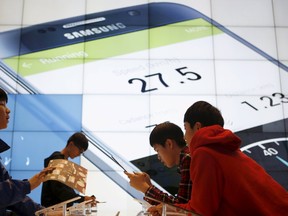 Students try out Samsung Electronics products at company's headquarters in Seoul, South Korea, in this October 27, 2015 file photo. (REUTERS/Kim Hong-Ji/Files)