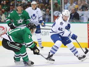 Tyler Bozak of the Toronto Maple Leafs tries to get past Antoine Roussel of the Dallas Stars at American Airlines Center on November 10, 2015 in Dallas. (Ronald Martinez/Getty Images/AFP)