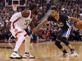 Stephen Curry of the Golden State Warriors dribbles around Patrick Patterson of the Toronto Raptors during an NBA game at the Air Canada Centre on December 05, 2015 in Toronto, Ontario, Canada. (Vaughn Ridley/Getty Images/AFP)