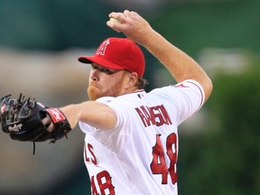 Los Angeles Angels starting pitcher Tommy Hanson throws against the Toronto Blue Jays in the first inning during their MLB American League baseball game in Anaheim, California in this August 2, 2013, file photo. Hanson died last month from an accidental overdose of cocaine and alcohol, a coroner in Georgia said on December 11, 2015. (REUTERS/Alex Gallardo/Files)