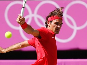 Switzerland’s Roger Federer returns a shot to Britain’s Andy Murray in the gold-medal match during the London Olympics August 5, 2012. (REUTERS/Dominic Ebenbichler)