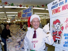 Honest Ed Mirvish at his 2001 turkey giveaway. (Toronto Sun file photo)
