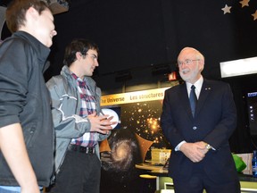 Jim Moodie/Sudbury Star
Courtney Oswald, left, and Sean Patterson, Grade 12 students at Manitoulin Secondary School, meet with renowned physicist Art McDonald on Thursday at Science North.