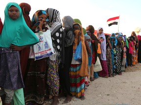 Yemeni refugees queue for relief food rations at a makeshift camp in Somalia's capital Mogadishu, December 16, 2015. REUTERS/Feisal Omar