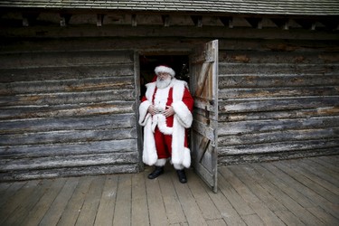 Actor John Field, dressed as Santa Claus, takes a lunch break at the Wetland Centre in London, Britain, Dec. 5, 2015. REUTERS/Stefan Wermuth