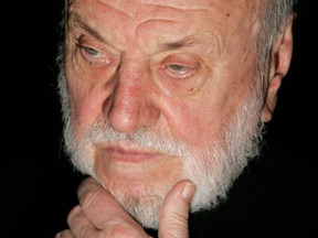 File picture of German conductor Kurt Masur addressing a news conference in Berlin December 12, 2006. Masur, aged 88, German former conductor of the New York Philharmonic Orchestra died on December 19, 2015. (Reuters/Fabrizio Bensch/Files)