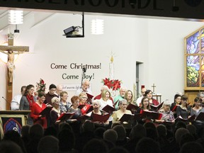 La chorale communautaire de Cochrane Community Choir treated an appreciative audience to songs of the season.