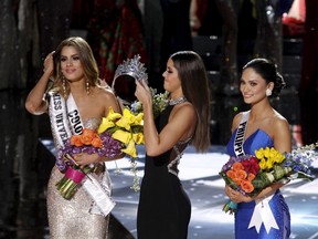 Miss Colombia Ariadna Gutierrez (L) stands by as Miss Universe 2014 Paulina Vegas transfers the crown to winner Miss Philippines Pia Alonzo Wurtzbach (R) during the 2015 Miss Universe Pageant in Las Vegas, Nevada, December 20, 2015. Miss Colombia was originally announced as the winner but the host Steve Harvey said he made a mistake when reading the card. REUTERS/Steve Marcus