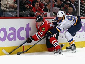Jonathan Toews of the Chicago Blackhawks and Scott Gomez of the St. Louis Blues battle for the puck at the United Center on November 4, 2015 in Chicago. (Jonathan Daniel/Getty Images/AFP)