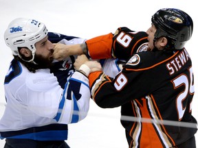 Chris Thorburn & Chris Stewart go toe-to-toe on Sunday. (Jayne Kamin-Oncea-USA TODAY Sports)