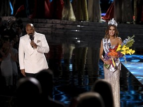 Host Steve Harvey (L) speaks to the audience after Miss Colombia Ariadna Gutierrez (R) was crowned Miss Universe during the 2015 Miss Universe Pageant in Las Vegas, Nevada, December 20, 2015. Harvey said he made a mistake when reading the card. Miss Philippines Pia Alonzo Wurtzbach is the actual winner. REUTERS/Steve Marcus