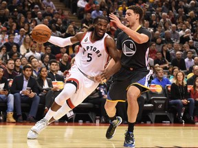 Raptors’ DeMarre Carroll (left) drives against Warriors’ Klay Thompson back in early December. Carroll underwent knee surgery two weeks ago and there is no set timetable for his return. (USA TODAY SPORTS/PHOTO)
