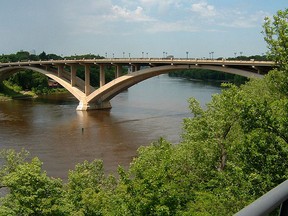 A police officer allegedly told drivers to run over Black Lives Matter protesters on the Lake Street-Marshall Avenue Bridge links St. Paul, Minn., to Minneapolis. (Wikimedia Commons/Mulad/HO)