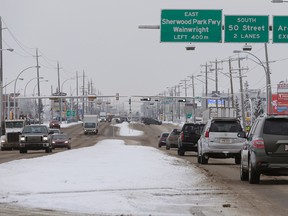 EDMONTON, ALBERTA: JANUARY 20, 2016 - Traffic on 50 Street near 82 Avenue. Larry Wong/Postmedia Network