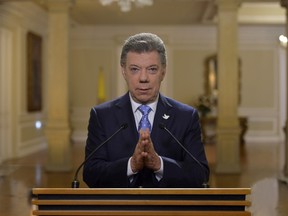 Colombia’s President Juan Manuel Santos speaks to the nation following the latest, historic step in the peace talks with FARC rebels in Havana, Cuba at the presidential palace in Bogota,  December 15, 2015. REUTERS/Cesar Carrion/Colombian Presidency/Handout via Reuters