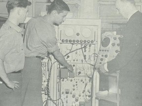 An instructor demonstrates the RMT-100 Radar Trainer to basic radar students.(Photo courtesy of Canadian Armed Forces)