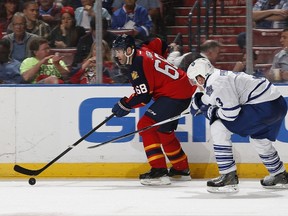 Maple Leafs defenceman Dion Phaneuf (right) says that Jaromir Jagr of the Florida Panthers (left) “is so strong on the puck and uses his body to protect it so well.” (JOEL AUERBACH/Getty Images/AFP files)