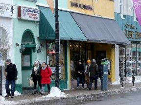 City staffers have recommended Sunday shopping be allowed on Bank Street. (Julie Oliver / Postmedia)