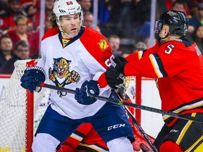 Florida Panthers winger Jaromir Jagr (left) and Calgary Flames defenceman Mark Giordano fight for position in front of Calgary goalie Jonas Hiller at Scotiabank Saddledome. (Sergei Belski/USA TODAY Sports)