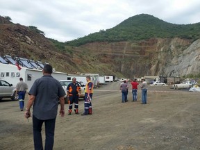 Rescue workers and vehicles stand by at the scene of the Lily mine collapse near Barberton, February 5, 2016. (REUTERS/Lowvelder/Barberton Times)