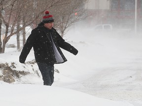 Winnipeggers are expecting to deal with a large snow fall over Sunday and Monday. (Brian Donogh/Winnipeg Sun/Postmedia Network file)