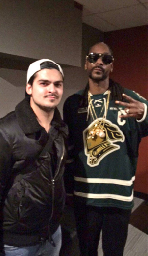 Snoop Dogg dons Saskatoon Blades hockey jersey during concert