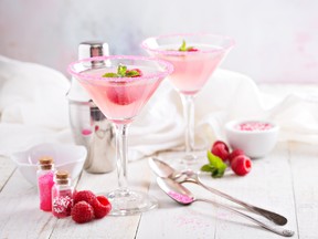 A signature fancy-schmancy Valentine’s cocktail is a great last minute Valentine's gift idea. (Fotolia)